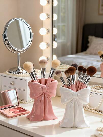 1个可爱蝴蝶结造型桌面收纳盒，多功能化妆刷及办公用品收纳架，创意装饰设计，适合女性、家居、节日、浴室、卧室使用，大容量，贴心礼物