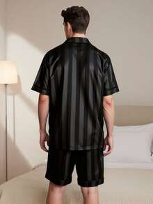 Bộ đồ ngủ satin đen cho nam, tay ngắn và quần short, chất liệu nhẹ, thoáng khí, nhanh khô và thoải mái, thích hợp làm quà tặng cho bạn bè, người yêu, phù rể trong đám cưới, hoặc quà sinh nhật/tiệc tùng. - màu đen - Xem 3