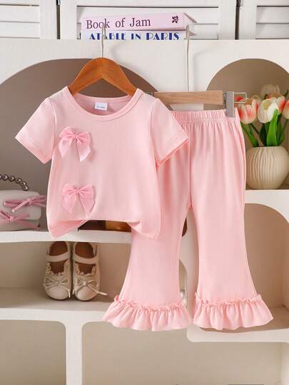 女婴甜美蝴蝶装饰短袖上衣和荷叶边喇叭裤套装，粉色，适合日常穿着、度假和休闲居家穿着