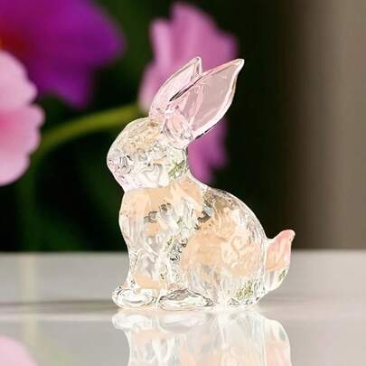 这款精美的水晶兔子摆件将为您的家增添永恒的优雅和吉祥的寓意！这款华丽的装饰品采用优质透明水晶，运用精准的切割工艺，捕捉并折射光线，在您的空间中营造出璀璨夺目的彩虹效果。