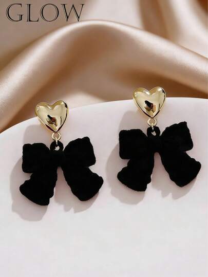 一对黑色复古柔软可爱甜美心形蝴蝶结耳环，适合少女日常佩戴和节日穿着。