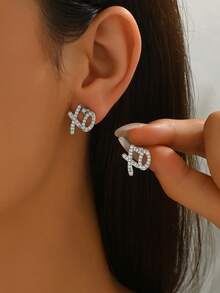 1对精美锆石字母耳钉，欧美休闲复古可爱流行饰品 - 銀色 - 查看 1