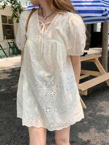 女款純色綁帶領鏤空刺繡荷葉邊夏季休閒短袖上衣，綁帶領短泡泡袖，半透明喇叭下擺，隨機拼接 - 杏色 - 查看 4