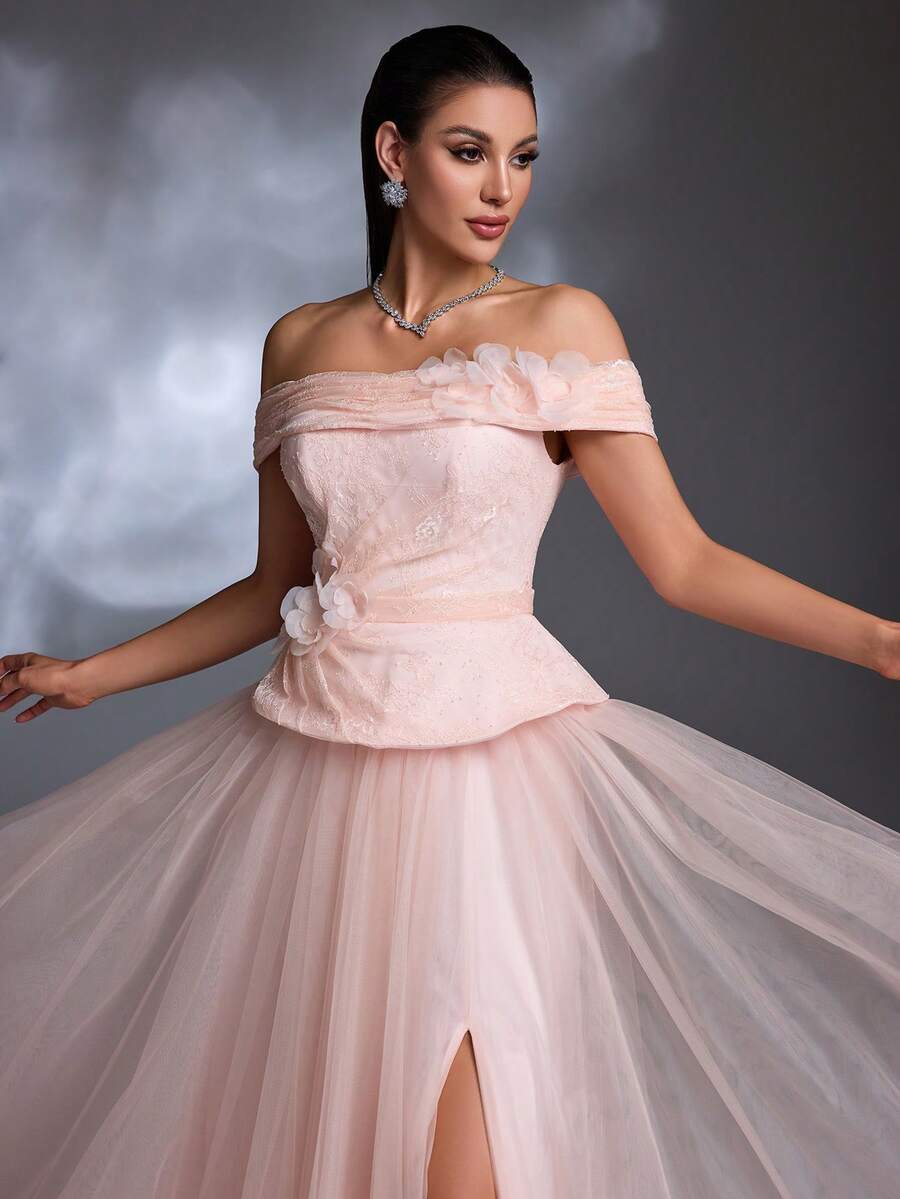 Vestido de noche de estilo princesa con falda de tul, cintura con peplum, bordado de encaje 3D con flores y hombros descubiertos en color rosa claro - Rosa Pálido - Ver 1