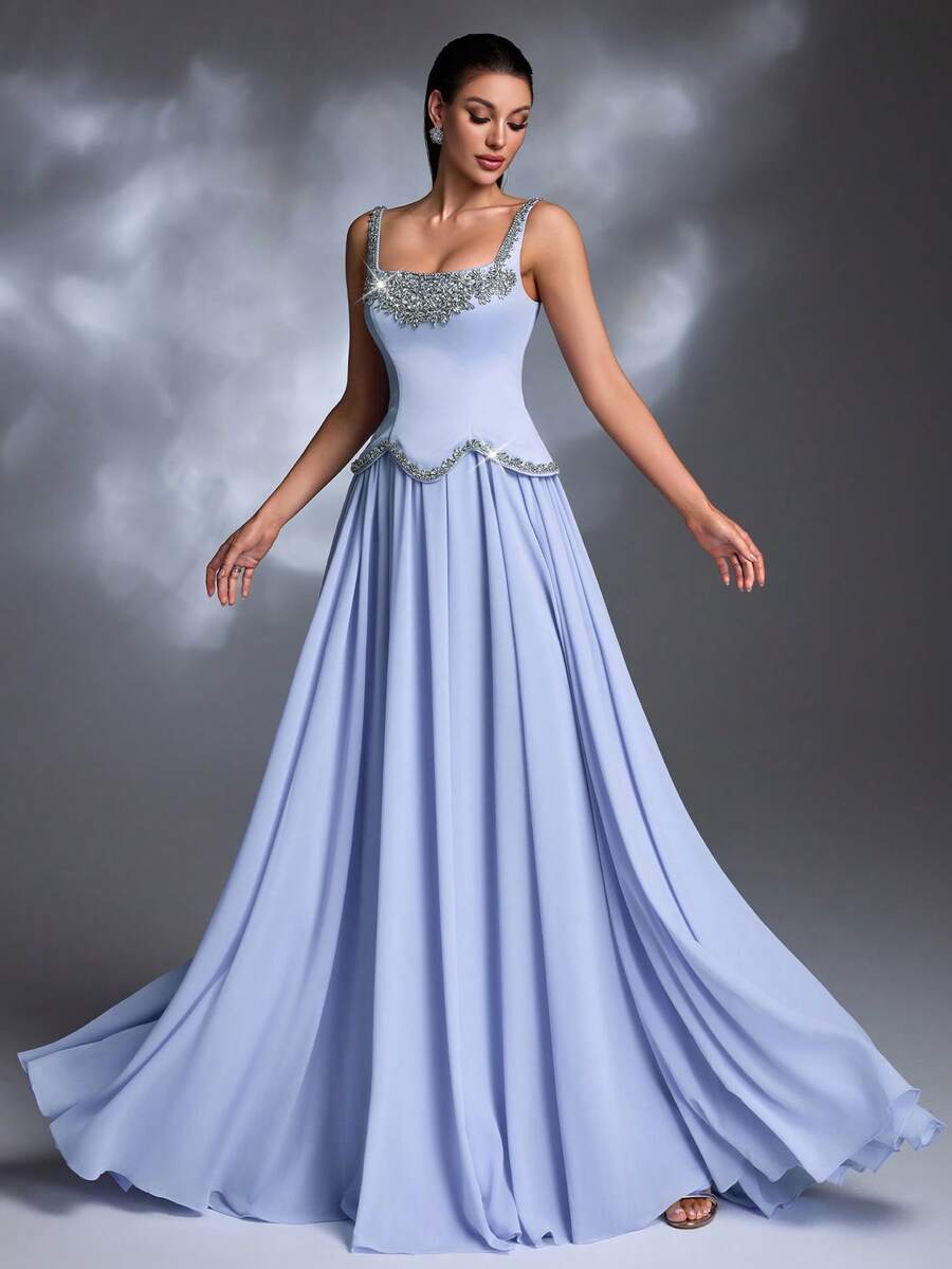 Un vestido de noche elegante de gasa con cuello cuadrado, adornado con rhinestones en color azul claro, con volantes y cordones en la cintura para una fiesta - Celeste - Ver 1