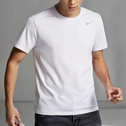  Camiseta de cuello redondo, manga corta, informal, cómoda y de secado rápido con el logotipo Nike DRI-FIT para hombre, color blanco/gris frío.