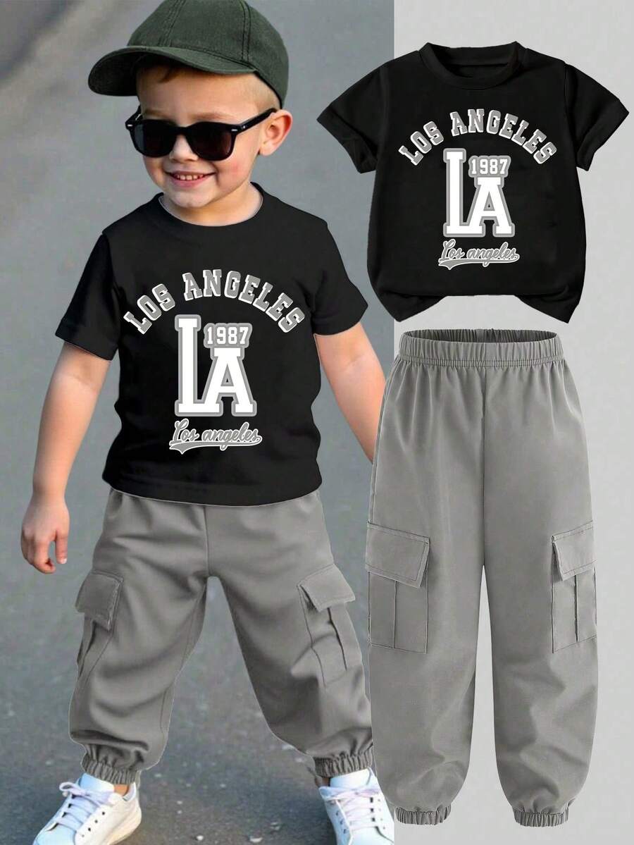 Conjunto de camiseta de manga corta con cuello redondo y estampado de letras, y pantalones cargo para niño pequeño - Negro - Ver 1