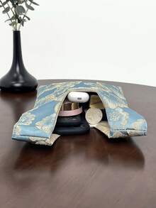 lulu kewen Túi xách mini cầm tay nữ kiểu thắt nút, 1 chiếc, họa tiết hoa, chất liệu polyester, ví màu vàng. Rất phù hợp cho thanh thiếu niên, phụ nữ, nữ sinh, học sinh, nhân viên văn phòng, thích hợp cho mua sắm, kỳ nghỉ, du lịch, dự tiệc, đi làm, hoạt động ngoài trời. Có thể đựng điện thoại di động, chìa khóa, son môi, mỹ phẩm, tiền xu, vật dụng nhỏ, sản phẩm chăm sóc da và các vật dụng cá nhân khác. - Màu xanh lam - Xem 12