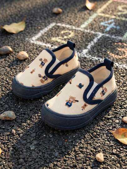 1 đôi giày thể thao slip-on bằng vải canvas màu be xanh dương cho bé trai và bé gái, in hình gấu dễ thương, mũi tròn, đế mềm và phẳng, thoải mái, thoáng khí và là giày trẻ em thường ngày, phù hợp cho các hoạt động ngoài trời, đi học, đi dạo công viên, du lịch nghỉ lễ, mọi mùa.