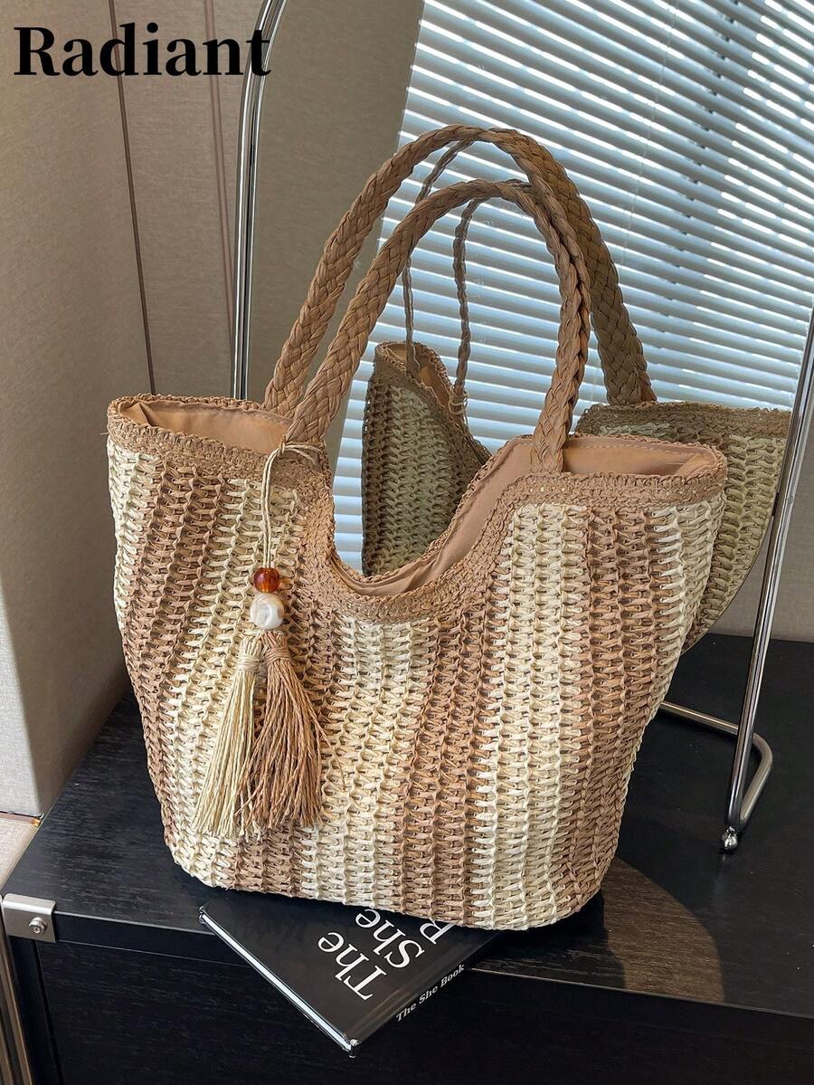 Diese farblich abgesetzte gestreifte handgewebte Strohtasche ist eine stilvolle, vielseitige, einfache und lässige Damenhandtasche. Sie ist eine perfekte Strandtasche für den Urlaub mit Quastenanhänger und Reißverschluss. Geeignet für Strandurlaube, Einkaufen, Strandausflüge, den Alltag, Dates und mehr.