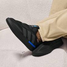 Adidas 阿迪达斯 ADIPUFF “面包鞋” 柔软、舒适、保暖、耐穿的休闲冬季鞋 - 黑色 - 查看 1