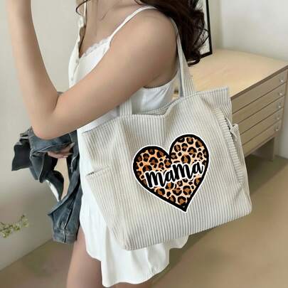 حقيبة تسوق أنيقة من الكوردوروي للنساء. تتميز بتصميم قلب نمر فريد مع كلمة "أم". حقيبة كتف واسعة السعة، عملية وقابلة لإعادة الاستخدام. مثالية للأمهات الأنيقات والأمهات الجدد والنساء العصريات. إكسسوار متعدد الاستخدامات مناسب للتنقل والتسوق والمناسبات غير الرسمية. هدية مثالية لعيد الأم، عيد الحب، يوم المرأة أو أعياد الميلاد.