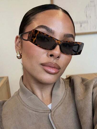 1副女士几何框时尚眼镜，拥有引人注目的设计和独特的镜框。这款轻便的眼镜完美适用于派对、音乐节和户外活动，兼具时尚与实用性。