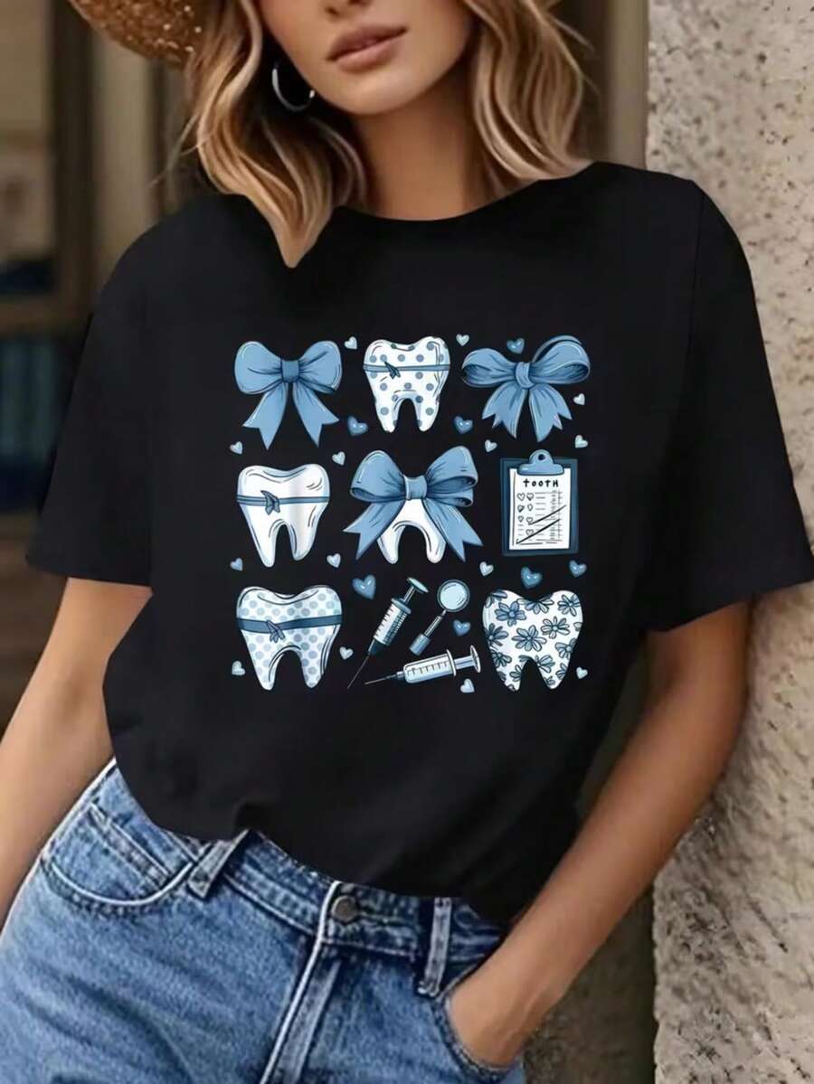 Camiseta de uniforme para asistente odontológico femenino - con flechita divertida y diseño de dientes (incluye portadientes/ortodoncia), fondo negro con estampado azul de dientes, cuello redondo y mangas cortas suaves y holgadas. Camisa duradera diseñada especialmente para odontólogos, auxiliares de salud dental y asistentes odontológicos. - Negro - Ver 1