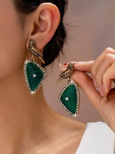 1 Pair Vintage Luxury Charm Bird Element Geometric Triangle Wavy Resin Gem Earrings, Unique Design Suitable For Women To Wear At Banquets/Festivals
