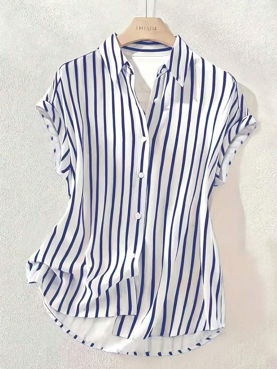 夏季时尚条纹单排扣落肩短袖衬衫，涤纶材质，撞色前襟纽扣，前短后长设计 - 藍條紋 - 查看 1