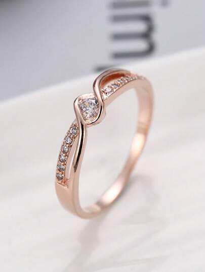 1枚创意简约时尚锆石镶嵌戒指，适合日常通勤和派对佩戴