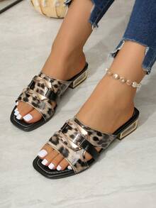 Chic Feet 豹纹方头拖鞋 | 低跟休闲夏季穆勒鞋，#豹纹凉鞋 #拖鞋 #方头鞋 #低跟穆勒鞋 #夏季凉鞋 #休闲鞋 #日常穿搭 #度假鞋 #街头风 #潮流鞋履 #SHEINShoes #SHEINSummer #平价时尚 #女鞋 #动物纹 - 紋 - 查看 3