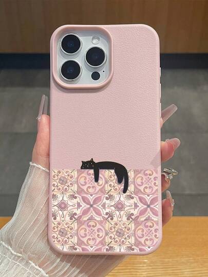 1个懒惰黑猫复古瓷砖印花手机壳，粉色仿皮纹理防震保护套，可爱少女复古美学设计，兼容 11/12/12mini/13/14/15/16/16 Plus/17/17 Pro/17 Pro Max和Galaxy S24 Ultra/S25 Ultra/A06，适合爱猫人士、复古风爱好者，生日及日常使用。