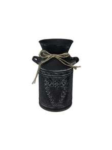 哑光黑色做旧铁质瓶身搭配天然麻绳束带，饰以复古压纹，散发浓郁的美式乡村复古气息，适合美式复古、工业风和田园风家居装饰。无论是作为复古餐厅、玄关的装饰，还是赠送给欣赏复古美学的亲朋好友，都能营造出沉稳宁静的生活氛围。 - 雙耳壺 - 查看 9