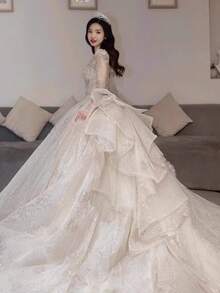 Square Neck Long Sleeve Wedding Gown With Intricate Beaded Lace Construction, Heavy Embellished Full Skirt With Luxurious Volume, Layered Mesh And Beaded Lace Fabric With Grand Visual Impact, Regal Bridal Dress Styled With Crown Accessories, Designed For Large-Scale Weddings, Cathedral Ceremonies, Church Venues, Christmas Weddings, Formal Holiday Events, Luxury Banquets, Prom Occasions And Milestone Birthday Celebrations, Perfect For Brides Who Seek Opulence, Dramatic Presence And Royal-Inspired Wedding Style - 白色 - 查看 5