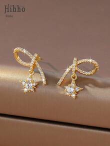 Hihho 一对闪耀的锆石蝴蝶结耳环，璀璨如钻。融合甜美、清爽与奢华，兼具少女的妩媚与优雅，时尚的耳环饰品适合约会、派对等轻松的社交场合，也可搭配甜美或略带成熟气息的服饰。 - 蝴蝶結 - 查看 2
