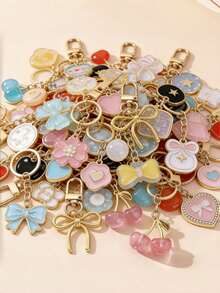 1个随机款式时尚百搭钥匙扣，可作背包或汽车钥匙链，非常适合度假、购物、海滩、露营，也可作为钱包和手提包的配饰。适合作为女性、朋友、同学的礼物或装饰品，时尚创意设计，生日礼物配饰，夏季包包挂件，女士时尚配饰，金属钥匙圈，美观的礼物之选，新颖的钥匙扣，返校季必备。 - 彩色 - 查看 5