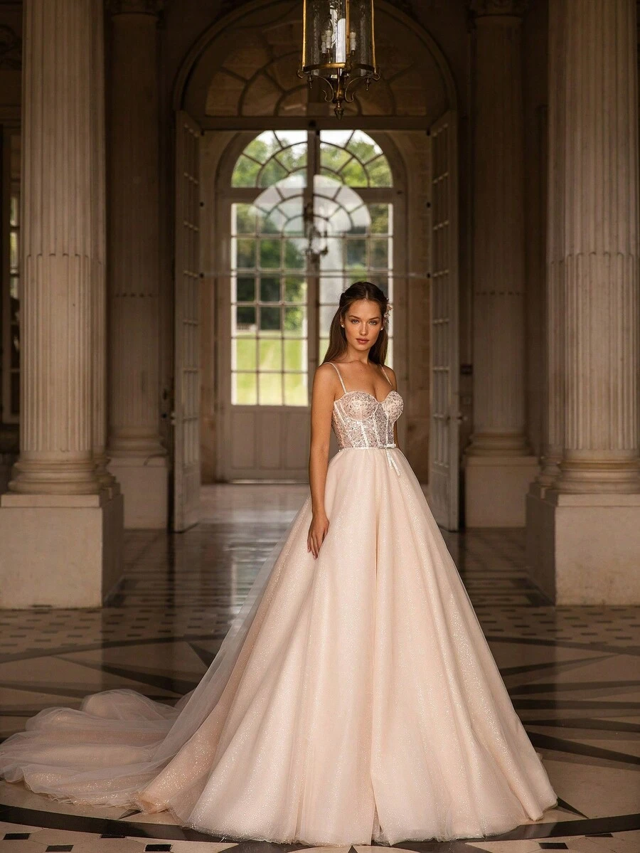 Glamorous Sweetheart Neckline Spaghetti Strap Wedding Dress With Open Back And Dazzling Sequin Embellishments – An Elegant Ivory A-Line Floor-Length Gown Featuring Sparkling Bodice Details, Graceful Flowing Silhouette, And Alluring Low Back Design, Perfect For Wedding Ceremonies, Holiday Events Including Christmas Galas And Halloween Parties, Formal Balls, Prom Nights, Birthday Celebrations, Anniversary Dinners, Bridal Showers, Honeymoon Getaways, Evening Soirées, Graduation Banquets, Homecoming Dances, Cocktail Receptions, And As A Stunning Guest Outfit For Special Occasions. This Chic A-Line Gown Combines A Flattering Sweetheart Neckline With Delicate Straps, Captivating Shimmer Accents, And Sophisticated Open Back For A Truly Enchanting And Memorable Look. - 白色 - 查看 1