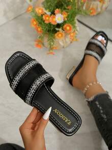Dép lê lưới đen Chic Feet, kiểu dáng đế bằng, mũi vuông, viền tương phản và đính đá lấp lánh. #DépLêĐen #DépLê ... - màu đen - Xem 12