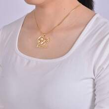 1 Dây chuyền bóng đá bằng thép không gỉ khắc tên cá nhân theo nhiều kiểu dáng thời trang (hình quả bóng rỗng/giày cầu thủ/mặt dây chuyền) – Món quà thể thao lý tưởng cho người hâm mộ bóng đá, vận động viên tuổi teen, bạn trai, đồng đội và anh em trai vào dịp sinh nhật, tốt nghiệp, ngày thi đấu, Giáng sinh và Ngày của Cha. Hoàn hảo cho trang phục thường ngày, các buổi tập luyện, cổ vũ trận đấu, các sự kiện trường học và các bữa tiệc theo chủ đề thể thao. - Nhiều màu - Xem 3