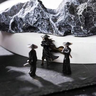 功夫中国剑客人偶桌面摆件仙境花园微缩模型，可用于植物装饰沙盘布局，是馈赠佳品。