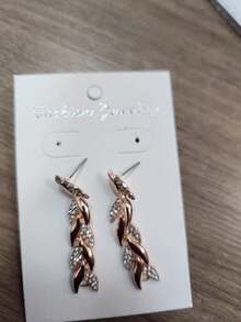一对时尚、优雅、甜美迷人的水钻拼接鱼尾耳环，适合女性日常、休闲、节日活动、派对等各种场合，是送给家人、朋友、女朋友的完美礼物。 - 玫瑰金 - 查看 2