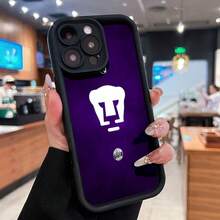Logotipo de Pumas sobre fondo morado y blanco. Esta elegante funda negra es compatible con Samsung, Apple, VIVO, OPPO, , Transsion, ,  y Honor. Fabricada en silicona TPU, ofrece protección contra golpes y caídas, además de una sensación superior. Es un regalo ideal para familiares, amigos y seres queridos, y la opción perfecta para San Valentín y Año Nuevo. - Negro - Ver 3