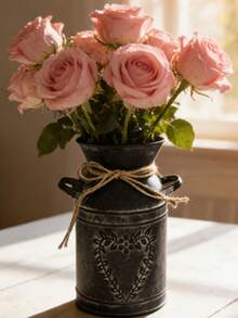 哑光黑色做旧铁质瓶身搭配天然麻绳束带，饰以复古压纹，散发浓郁的美式乡村复古气息，适合美式复古、工业风和田园风家居装饰。无论是作为复古餐厅、玄关的装饰，还是赠送给欣赏复古美学的亲朋好友，都能营造出沉稳宁静的生活氛围。 - 雙耳壺 - 查看 8