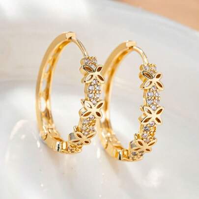 精致蝴蝶耳环，铜质镶嵌璀璨立方氧化锆，小巧玲珑的蝴蝶造型，时尚百搭，是送给女孩、妈妈、青少年的优雅生日周年纪念礼物。设计精美，日常佩戴，小巧精致，彰显个性。