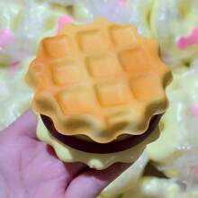 1个2026新款原创多层饼干挤压玩具，慢回弹减压玩具，粘性柔软质地 - 生日、节日、万圣节、圣诞节、情人节的完美礼物 - PU材质，柔软毛绒玩具，减压玩具，成人玩具，高品质，开斋节礼物 - 彩色 - 查看 2