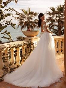 Enchanting Sweetheart Neckline Spaghetti Strap Wedding Dress With Daring Low Back And 3D Floral Accents – A Sophisticated Ivory A-Line Floor-Length Gown Featuring Delicate Botanicals, Flowing Silhouette, And Elegant Details, Perfect For Wedding Ceremonies, Holiday Events Including Christmas Galas And Halloween Parties, Formal Balls, Prom Nights, Birthday Celebrations, Anniversary Dinners, Bridal Showers, Honeymoon Getaways, Evening Soirées, Graduation Banquets, Homecoming Dances, Cocktail Receptions, And As A Stunning Guest Outfit For Special Occasions. This Dreamy A-Line Gown Combines A Flattering Sweetheart Neckline With Dainty Straps, Captivating Floral Embellishments, And Alluring Open Back Design For A Truly Magical Look. - 白色 - 查看 2