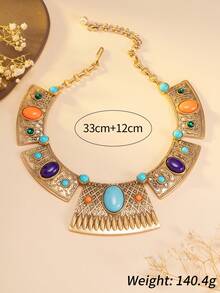 这是一套波西米亚风格的首饰套装，包含一条项链和一对耳环。首饰以金色金属底座制成，镶嵌着绿松石、橙色和紫色宝石或仿制宝石。设计融合了三角形等几何元素，展现出复古奢华的风格，非常适合搭配波西米亚风和度假风的服装，增添独特的魅力。 - 彩色 - 查看 2
