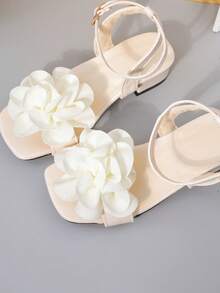 1 Paar Mädchen 3D Blumen Dekor Kunstleder Weiche Sohle Quadratische Zehenkappe Einriemen Sandalen, Niedriger Absatz Prinzessinnenstil, geeignet für Geburtstagsfeiern, Hochzeitsblumenmädchen, Alltagstragen - Beige - Übersicht 8