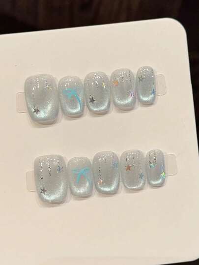 10片纯手工制作美甲贴片，短款方形美甲，灰蓝色透明甜美少女风，朦胧蓝猫眼，精细闪粉碎钻，手绘蝴蝶结图案，星星装饰，简约精致的美甲贴片，适合女性和女孩，春夏秋冬节日派对及日常佩戴。