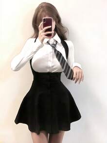 一套优雅高腰单排扣修身套装，适合角色扮演、情侣互动、拍照、各种节日、情人节礼物、日常及节日穿着，包含上衣和吊带连衣裙。 - 黑與白 - 查看 3