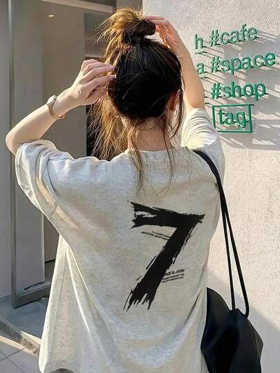 新款春夏宽松休闲舒适女式短袖T恤，浅灰色数码印花，百搭日常穿着