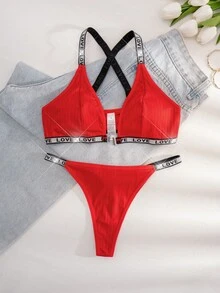 Bộ đồ lót gợi cảm màu đỏ, cổ chữ V sâu, khóa cài phía trước, đính chữ "tình yêu" bằng chỉ bạc, áo ngực hở lưng và quần lọt khe, phù hợp cho người tuổi Sửu. - Đỏ - Xem 2