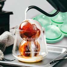 1.8 英寸（约 4.5 厘米）硅胶威士忌冰球模具，易灌装漏斗盖设计，方便装填和取出 - 6 个圆形硅胶冰球托盘模具，适用于鸡尾酒和波本威士忌 - 彩色 - 查看 5