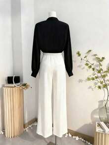 Blusa de manga larga negra con cuello de corbata a lunares, decoración de botones dorados en escote en V + Pantalones rectos de cintura elástica, conjunto casual elegante para el trabajo - Blanco y Negro - Ver 5