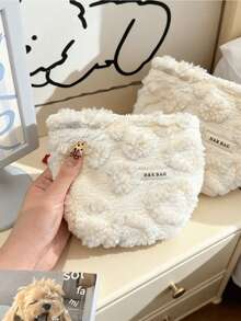 1个白色爱心图案毛绒化妆包，简约多功能化妆包，拉链大开口便携旅行收纳包。这款化妆包可收纳化妆品、口红、卫生巾、化妆刷、硬币、钥匙、耳机、耳塞、耳机线等。也可作手拿包或口袋包使用，是送给女性的理想礼物，也适合作为圣诞节或女士礼物。化妆包，旅行必备。 - 白色 - 查看 7