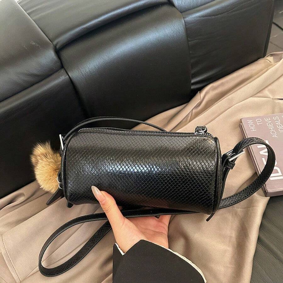 Bolso de hombro cilíndrico de cuero con relieve de serpiente, bolso de barril texturizado negro con adorno de pompón, bolso de mano compacto de alta gama para uso diario y nocturno - Negro - Ver 1