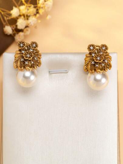 一对复古雕花仿珍珠耳坠，做旧金色花朵镶嵌水钻，精致百搭通勤耳环