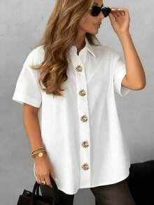 Áo sơ mi Solstice Apparel họa tiết hoa hướng dương, cúc kim loại, cổ bẻ, tay áo xắn, dáng rộng, dài ngang gối, phong cách cổ điển sang trọng, phù hợp cho đi làm hàng ngày, đi chơi và hẹn hò, áo đa năng mùa xuân/thu, màu trắng mùa hè. - trắng - Xem 3