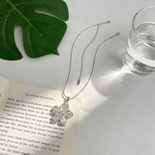 1 Piece Of Sophisticated And Minimalist 304 Stainless Steel Necklace With Three-Dimensional Floral Pendants, Featuring A Sweater Chain Design That Exudes Light Luxury And Versatility. - Silver - View 5